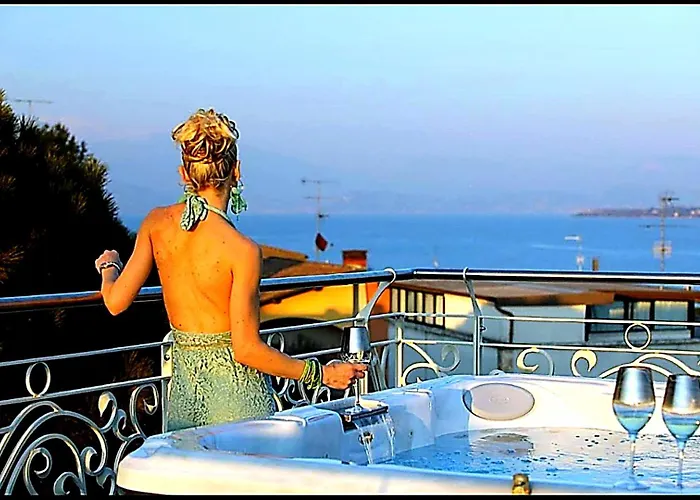 Bellavista Exclusive B&B In Zona Centrale Con Piscina Riscaldata-Jacuzzi Vista Lago La Colazione Viene Servita In Una Pasticceria Esclusiva In Centro-Vicina Alla Struttura-Animali Di Piccola Taglia Ammessi Su Richiesta Anticipata
